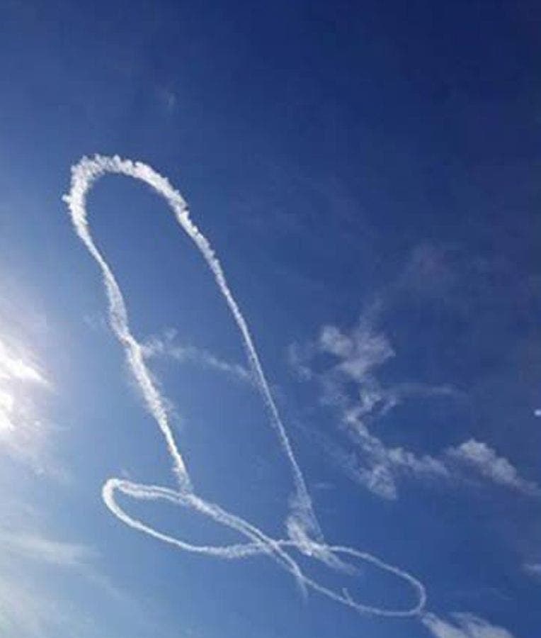Un piloto causa el sonrojo de la Armada de EE.UU al pintar un pene en el cielo