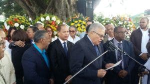 PLD deposita ofrenda floral ante el mausoleo de Juan Bosch en La Vega