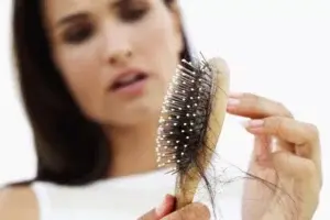 Pérdida de cabello en mujeres, una confrontación con los ideales de belleza