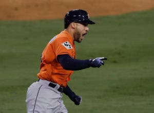 George Springer, de los Astros de Houston,k festeja luego de conectar un jonrón de dos carreras ante los Dodgers de Los Ángeles, en el séptimo juego de la Serie Mundial, el miércoles 1 de noviembre de 2017 (AP Foto/Alex Gallardo)