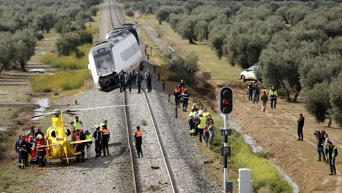 España: 27 heridos en descarrilamiento de un vagón de tren