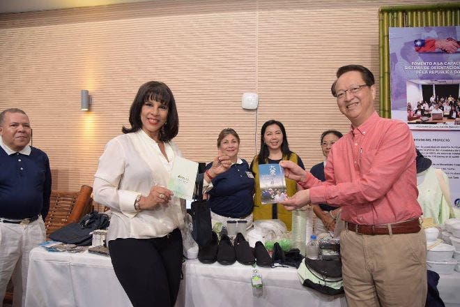 Taiwán ofrece productos fabricados con botellas plásticas y borra de café