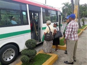 OMSA transporta gratis participantes en Sexta Feria Nacional de Envejecientes