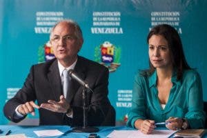 Opositores venezolanos dicen nueva cita de diálogo es darle tiempo a Gobierno