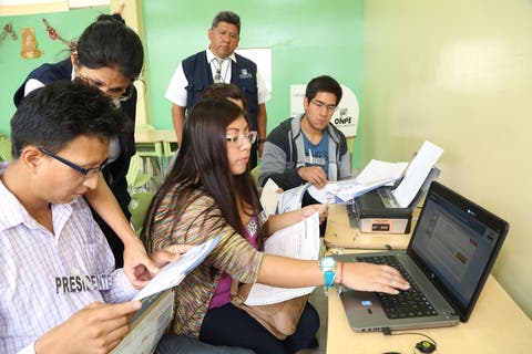 Más de 30 mil personas participan en elecciones en 18 distritos de Perú