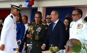 Catorce cadetes se gradúan de oficiales en la Armada