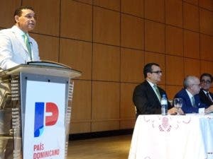 Reynoso relata deficiencias del periodismo en el país