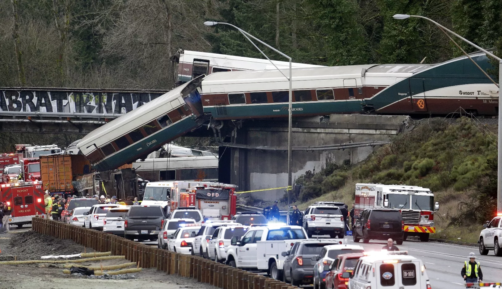 Tren EU se descarrila y deja varios muertos