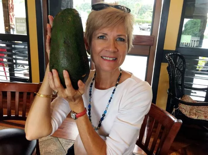 Mujer encuentra aguacate de 2,3 kilogramos en Hawai