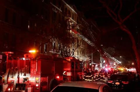 Al menos 12 muertos deja incendio en bloque de apartamentos de Nueva York