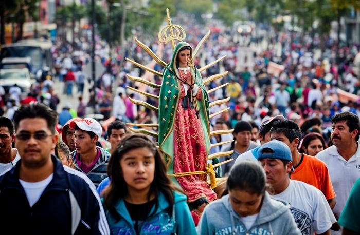 Miles de peregrinos llegan a Basílica de Guadalupe para celebrar a la Virgen