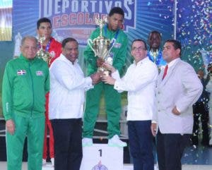 Danilo Díaz y Andrés Navarro entregan el trofeo de campeón.