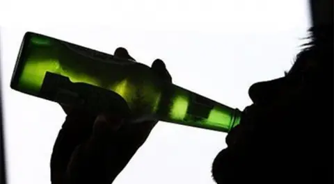 Menores intoxicados consumo alcohol se duplican