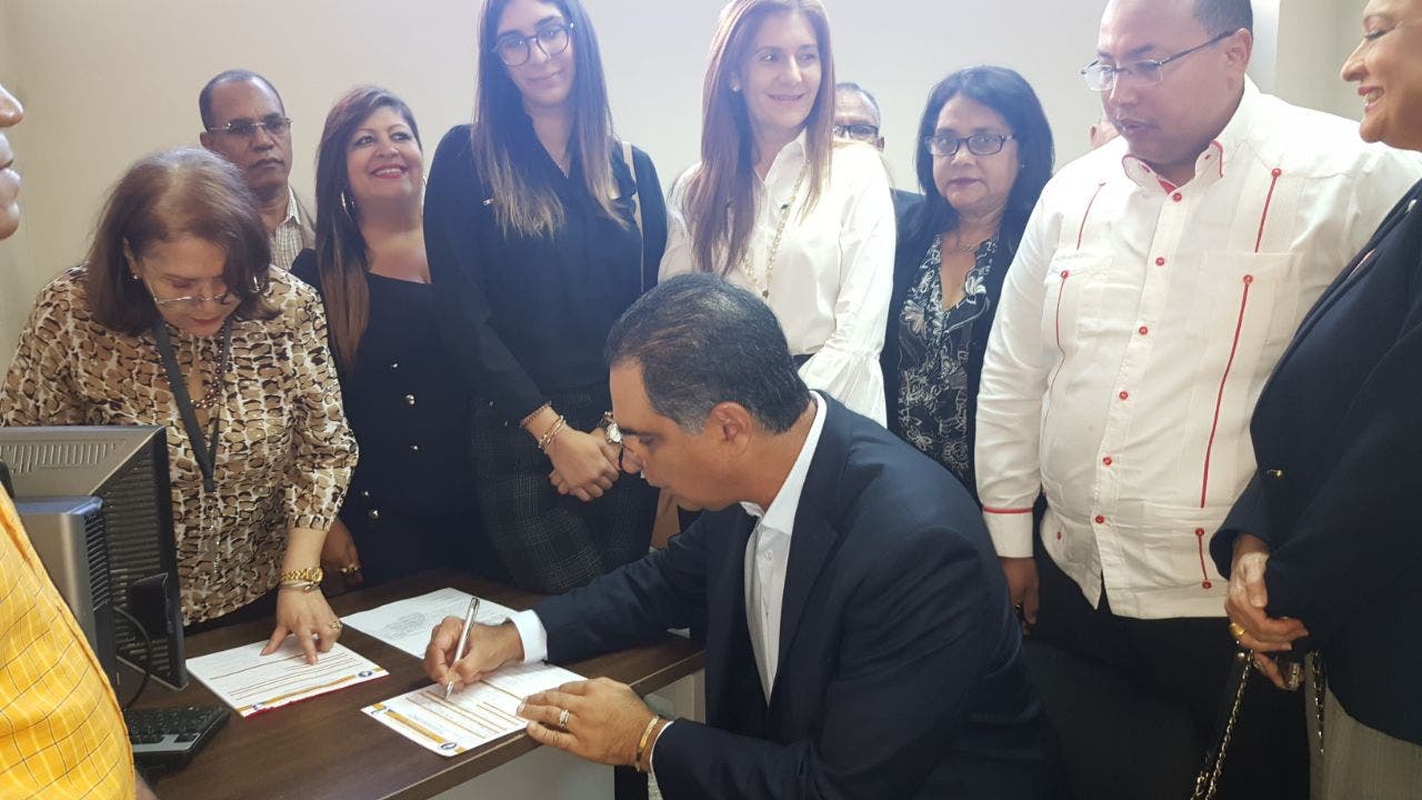 Santiago Hazim inscribe candidatura para presidencia nacional del PRM