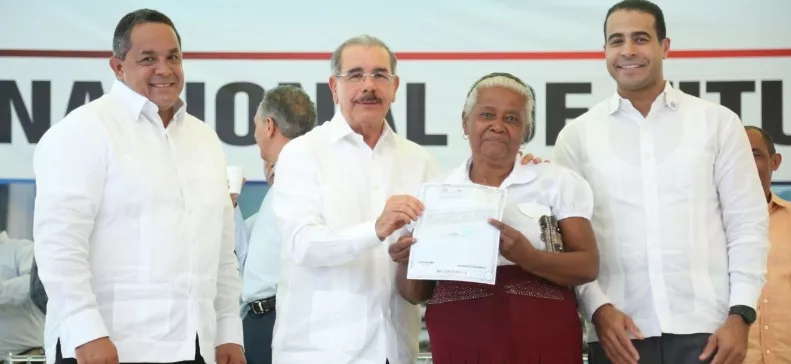 Medina entrega títulos a familias en Villa Altagracia