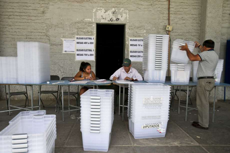 Chilenos votan en un disputado balotaje presidencial