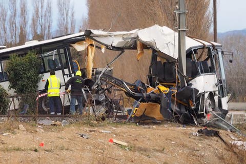 Ascienden a 6 los muertos por choque entre autobús escolar y tren en Francia