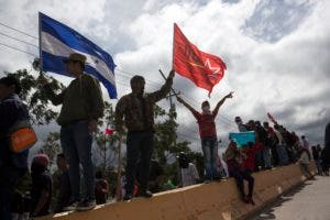 Seguidores del candidato opositor Salvador Nasralla gritan consignas contra el gobierno cerca del lugar donde se guardan los votos de los pasados comicios presidenciales en Tegucigalpa, Honduras, el jueves 30 de noviembre de 2017. (AP Foto/Rodrigo Abd)