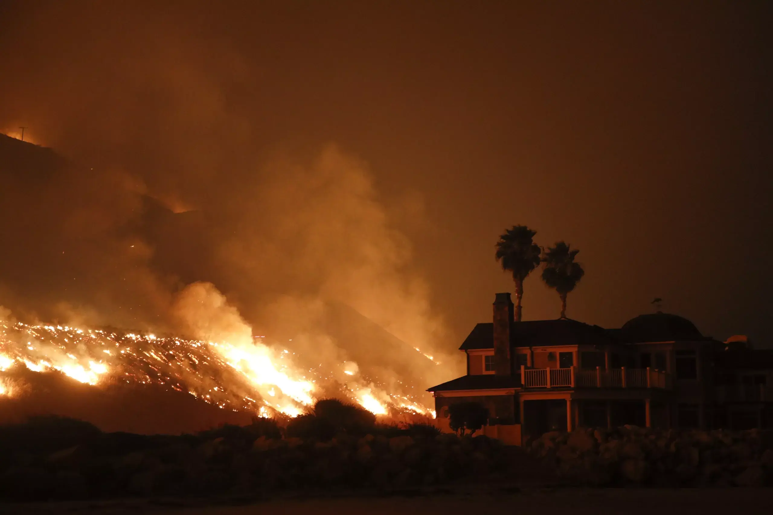 Fuertes vientos impiden lucha contra incendios en California