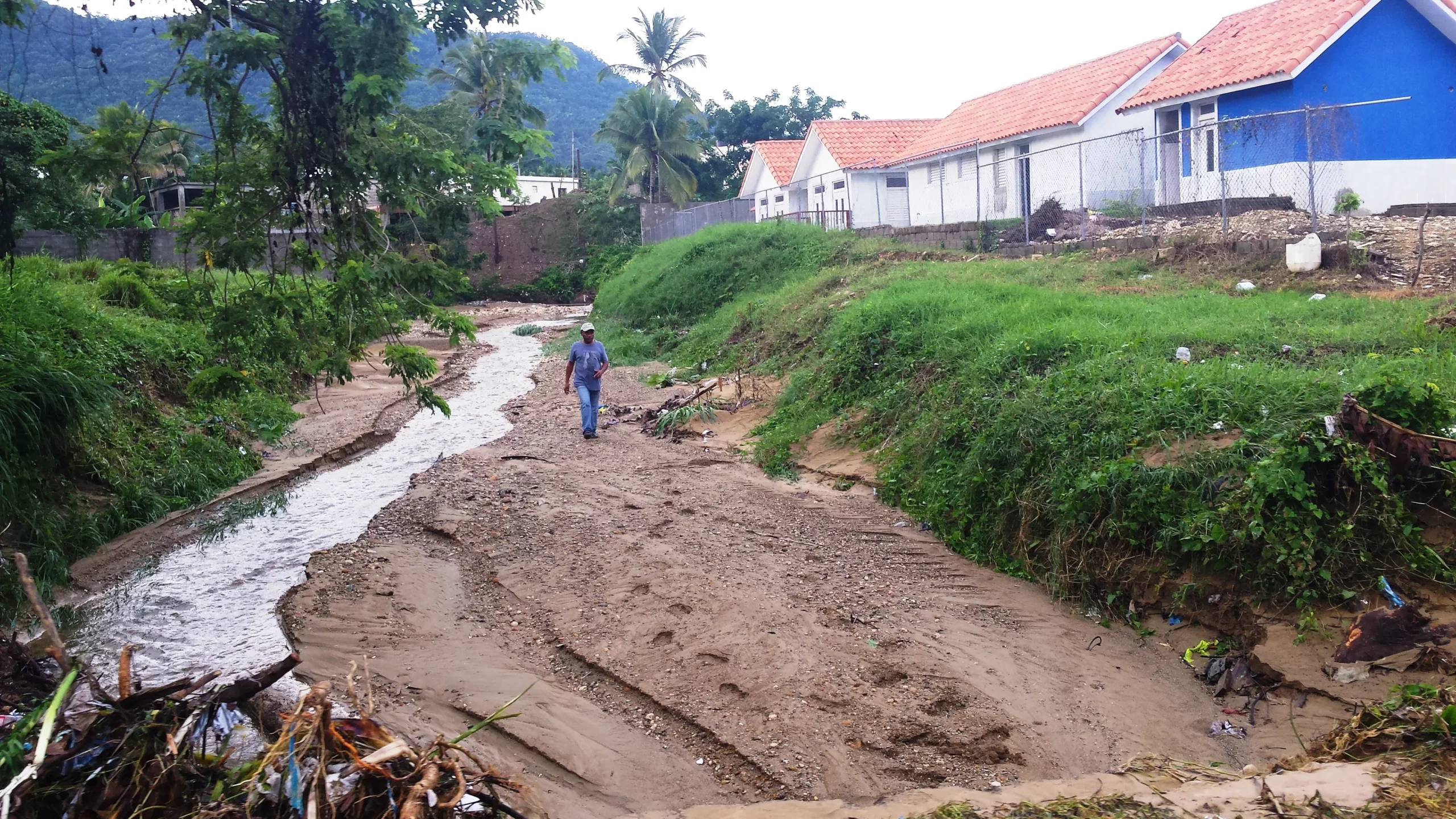 Denuncian que Gobierno construye guardería infantil al pie de cañada en Puerto Plata