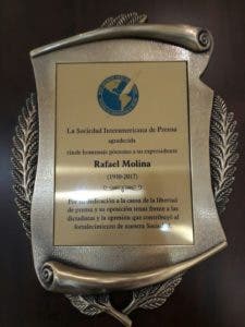 Reconocimiento póstumo que la SIP otorga a familiares de Rafael Molina Morillo, quien fue exdirector de la entidad y director fundador del Periódico El Día.