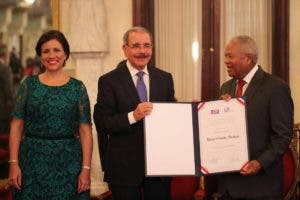 Danilo Medina entrega Premio Nacional de Periodismo a Osvaldo Santana