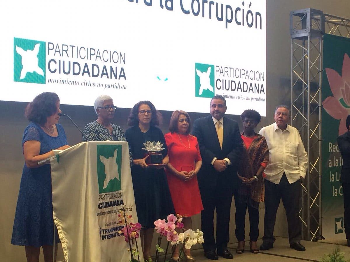 Participación Ciudadana reconoce a Altagracia Salazar por su integridad y lucha contra la corrupción