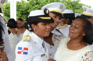 Madres lloran al ver sus hijos graduados como cadetes de la Fuerza Aérea