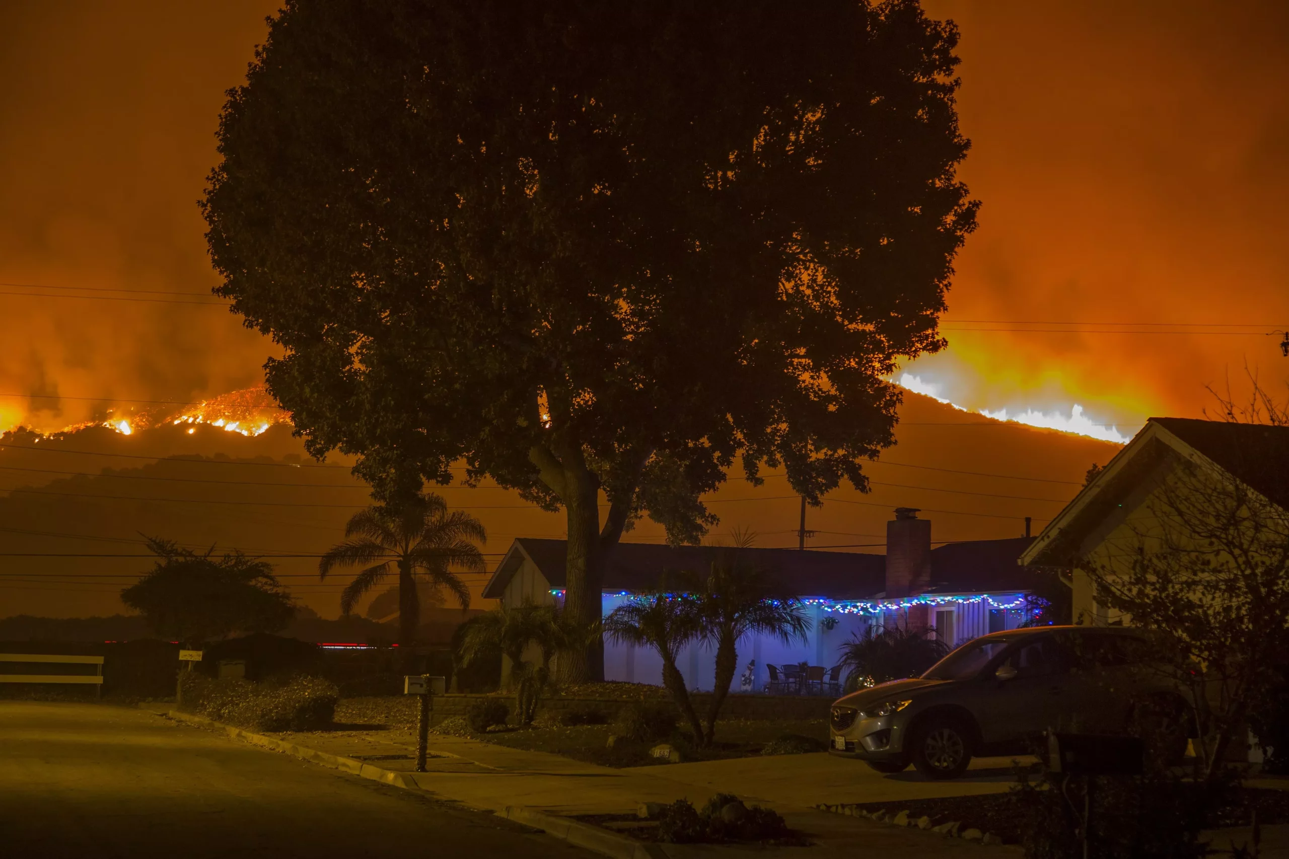 Los incendios de California, contenidos solo en 15 %, dejan 100.000 evacuados