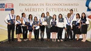 Andrés Navarro reconoce a 185 estudiantes meritorios de todo el país