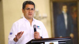 Hernández confirma fin de huelga de policías y promete mejores condiciones en Honduras