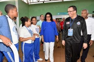 Andrés Navarro comparte con atletas en instalaciones deportivas de Juegos Escolares