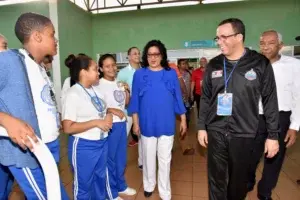 Andrés Navarro comparte con atletas en instalaciones deportivas de Juegos Escolares