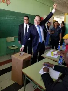 Surun Hernández ejerce derecho al voto en elecciones del Colegio de Abogados