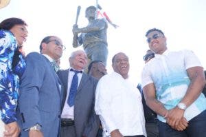 Desvelan en Montecristi estatua de Osvaldo Virgil, primer dominicano en las Grandes Ligas