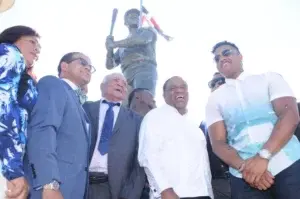 Desvelan en Montecristi estatua de Osvaldo Virgil, primer dominicano en las Grandes Ligas