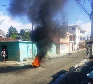 Protestan en Puerto Plata exigiendo agua potable y arreglo de calles