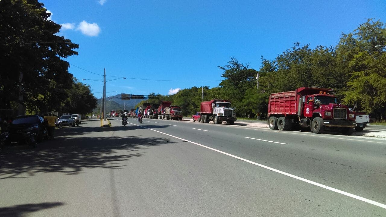Decenas de camioneros paralizan labores en San Cristóbal