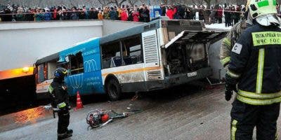 Al menos 5 muertos tras abalanzarse un autobús contra un pasaje subterráneo en Moscú