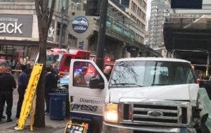 Cuatro heridos al estrellarse una camioneta contra edificio en Seattle