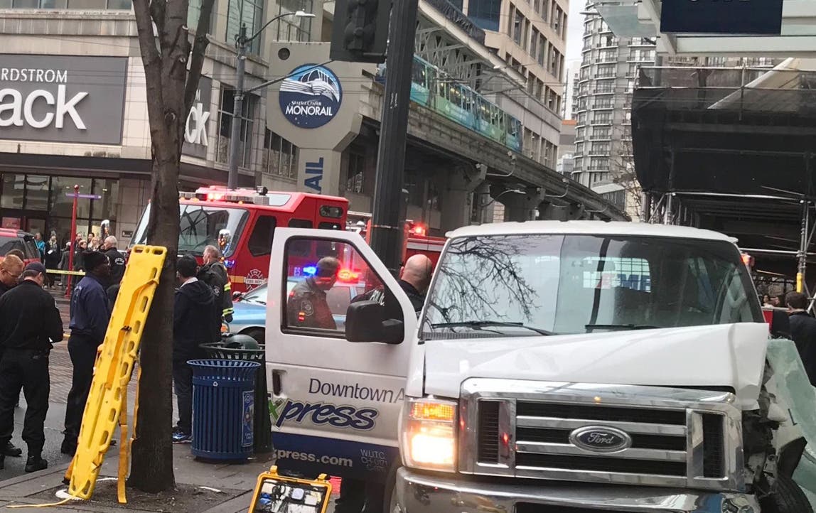 Cuatro heridos al estrellarse una camioneta contra edificio en Seattle
