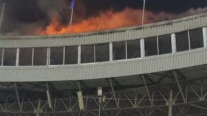 Suspenden juego de esta noche en el Quisqueya por incendio en «séptimo cielo»