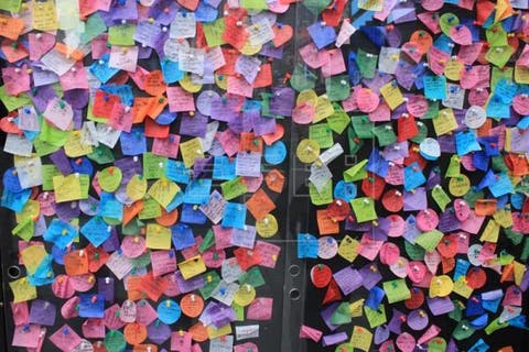 Un “muro de los deseos” en Times Square recoge miles de ruegos para Año