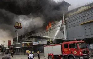 Filipinas teme al menos 37 muertos en el incendio del centro comercial