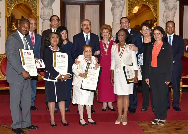 Danilo Medina otorga medalla a la excelencia magisterial a cuatro maestras y dos centros educativos