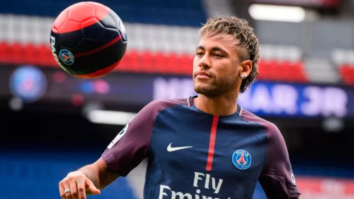 Neymar vuelve a París tras resolver “asunto familiar” en Brasil