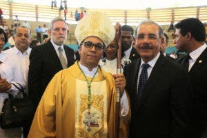 Danilo Medina asiste al acto de ordenación del nuevo Obispo de la Diócesis de San Pedro de Macorís