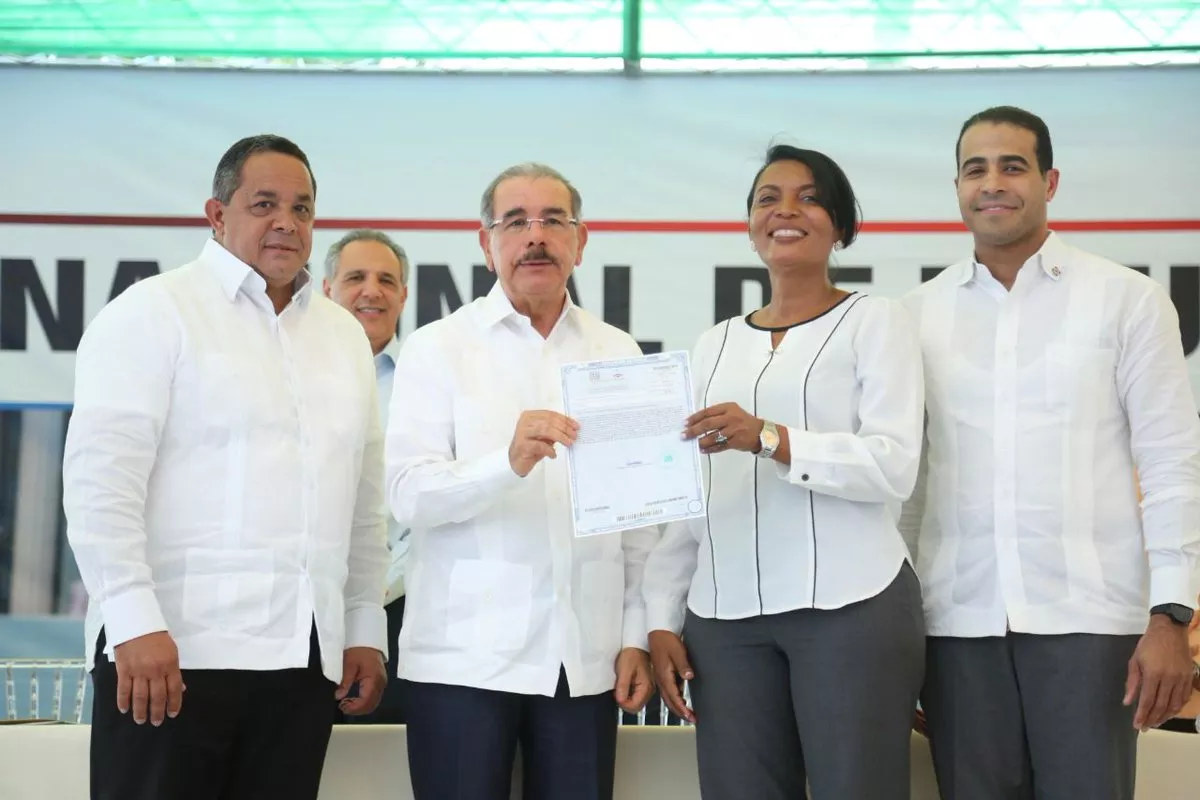 Presidente Danilo Medina entrega 2,022 títulos definitivos a comunitarios de Villa Altagracia