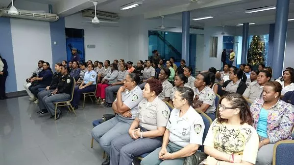 Mujeres policías participan en jornada de mamografía gratuita