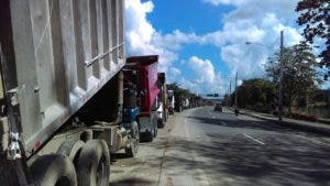 Los camiones están detenidos en la isleta de la autopista 6 de Noviembre. 